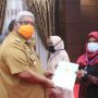 Gubernur Sulawesi Tenggara (Sultra) Ali Mazi, saat meneyerahkan menyerahkan sertifikat tanah bidang kepada masyarakat yang tersebar di 17 kabupaten/kota se-Sultra. Foto: Ewit/Kominfo