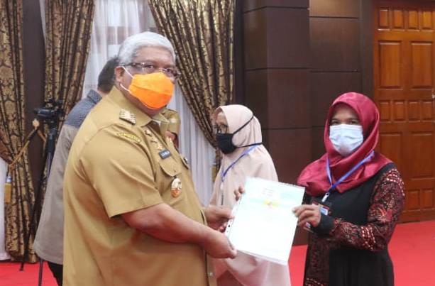 Gubernur Sultra Serahkan 15.000 Sertifikat Tanah untuk 17 Kab/Kota