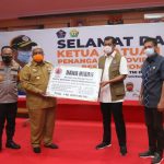 Kunker ke Sultra, Ketua Satgas Covid-19 Salurkan Bantuan Alkes dan Dana Bencana
