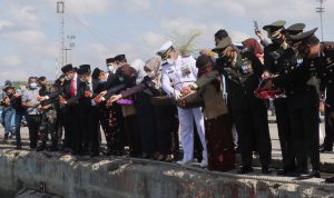 Giat tabur bunga di sekitar area Jembatan Teluk Kendari