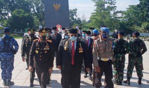 Gubernur Sultra, Ali Mazi, SH, saat giat Upacara Ziarah di taman makan Pahlawan Watubangga