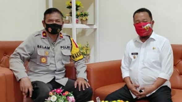 Waka Polres Konsel, Kompol Selam S.Ag SH (kiri) saat melaksanakan silaturahmi dengan Camat Andoolo, Makmur Silondae S.Sos (kanan). FOTO : HUMAS POLRES KONSEL