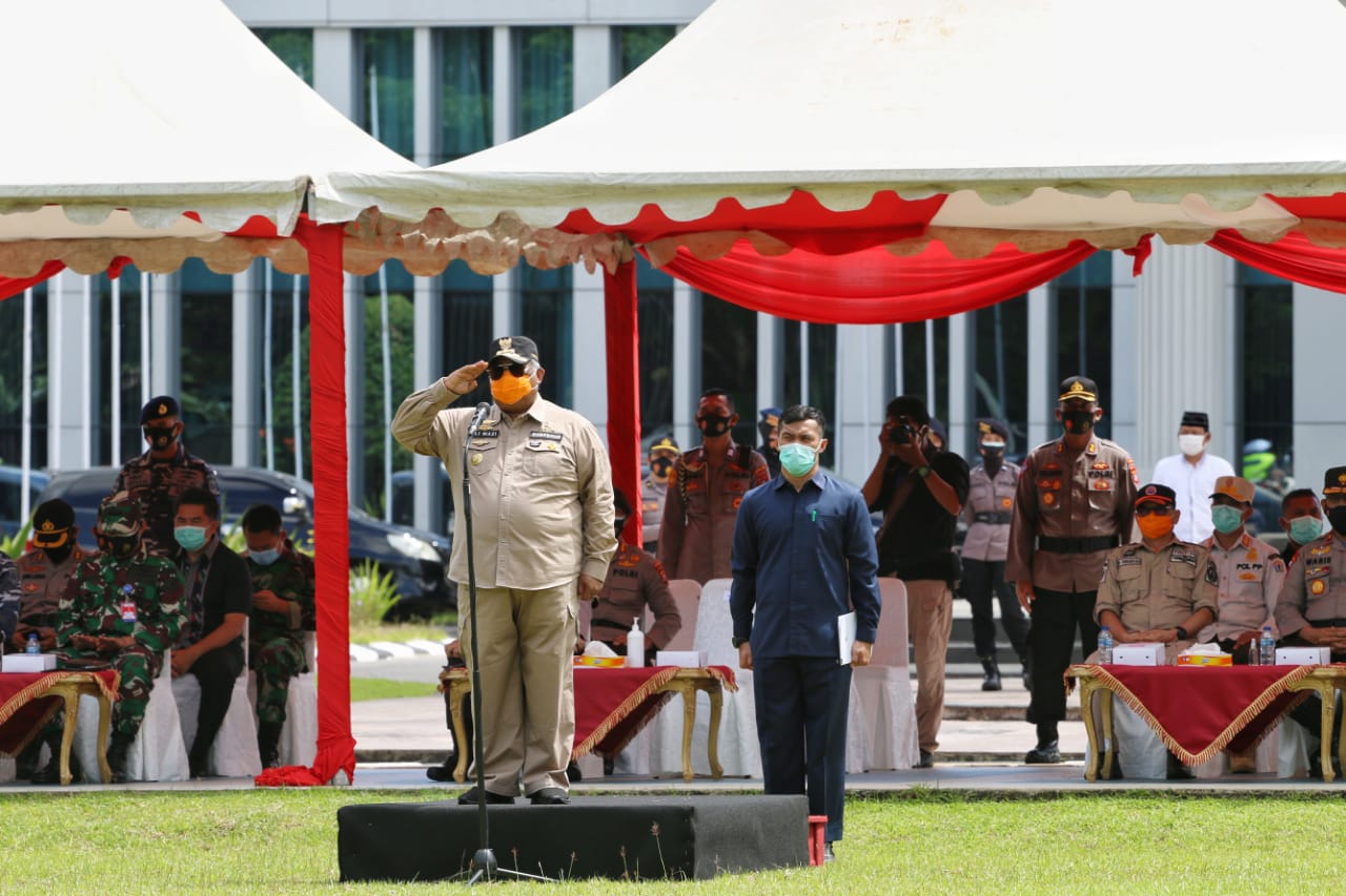 Gubernur Sultra Ali Mazi, Jumat (13 November 2020) pagi, saat memimpin Apel Konsolidasi Operasi Aman II Tahun 2020 dalam Rangka Kesiapsiagaan Menghadapi Bencana Alam di Wilayah Provinsi Sultra di kantor Gubernur Sultra.