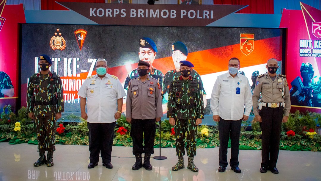 Gubernur Sulawesi Tenggara, Ali Mazi, hadiri Peringatan Hari Ulang Tahun (HUT) ke-75 Korps Brigade Mobil (Brimob). Foto bersama jajaran Forkopimda Sultra. Foto: Frans Patadungan
