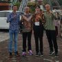 Riky puji Santoso( kanan) Chantika maeliya Sonia yasinta ( kedua dari kanan) sebelanya Vico Dwi yustianto( kedua dari kiri) bersama atlet senior Victoria Eko Prasetyo ( paling kiri)