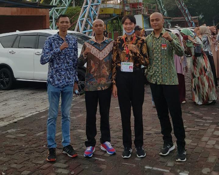 Riky puji Santoso( kanan)  Chantika maeliya Sonia yasinta ( kedua dari kanan)  sebelanya Vico Dwi yustianto( kedua dari kiri) bersama atlet senior Victoria Eko Prasetyo ( paling kiri)