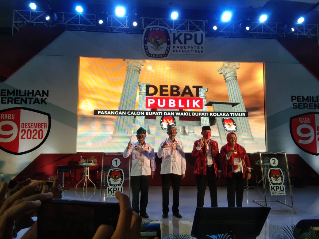 Foto bersama kedua paslon usai debat publik pasangan calon kepala daerah kolaka timur
