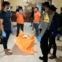 Seorang ibu rumah tangga (IRT) di Kolaka ditemukan meninggal dunia di dalam kamar hotel di Kolaka. Polisi saat mengevakuasi mayat korban
