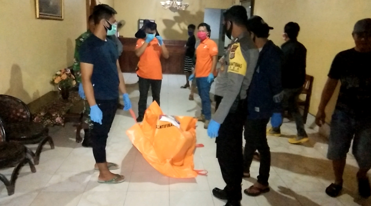 Seorang ibu rumah tangga (IRT) di Kolaka ditemukan meninggal dunia di dalam kamar hotel di Kolaka. Polisi saat mengevakuasi mayat korban