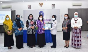 Bidan Siti Indriyani Dapatkan Penghargaan dari Ketua Daerah Jalasenastri Armada II