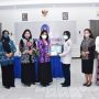 Bidan Siti menerima penghargaan dari Ny. Ria Sudihartawan