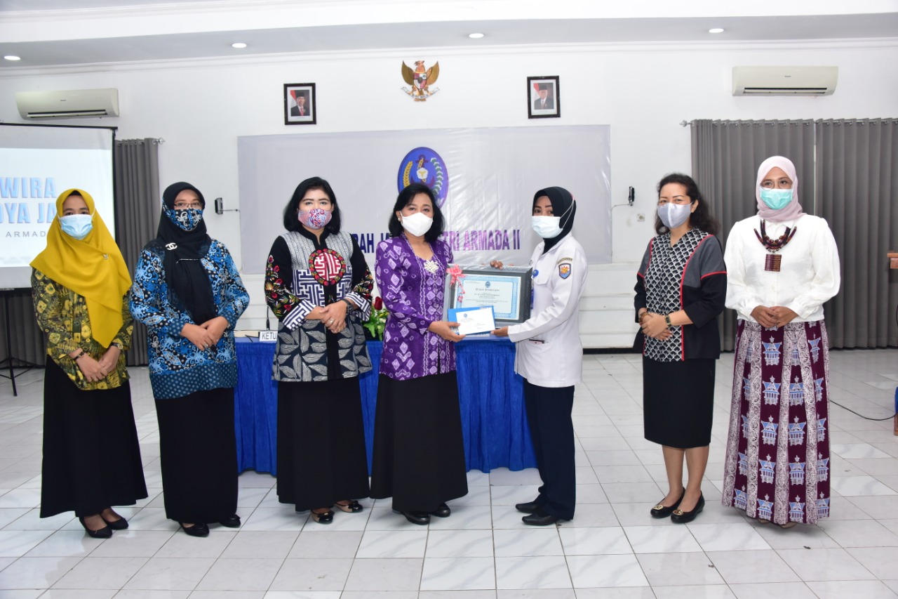 Bidan Siti menerima penghargaan dari Ny. Ria Sudihartawan