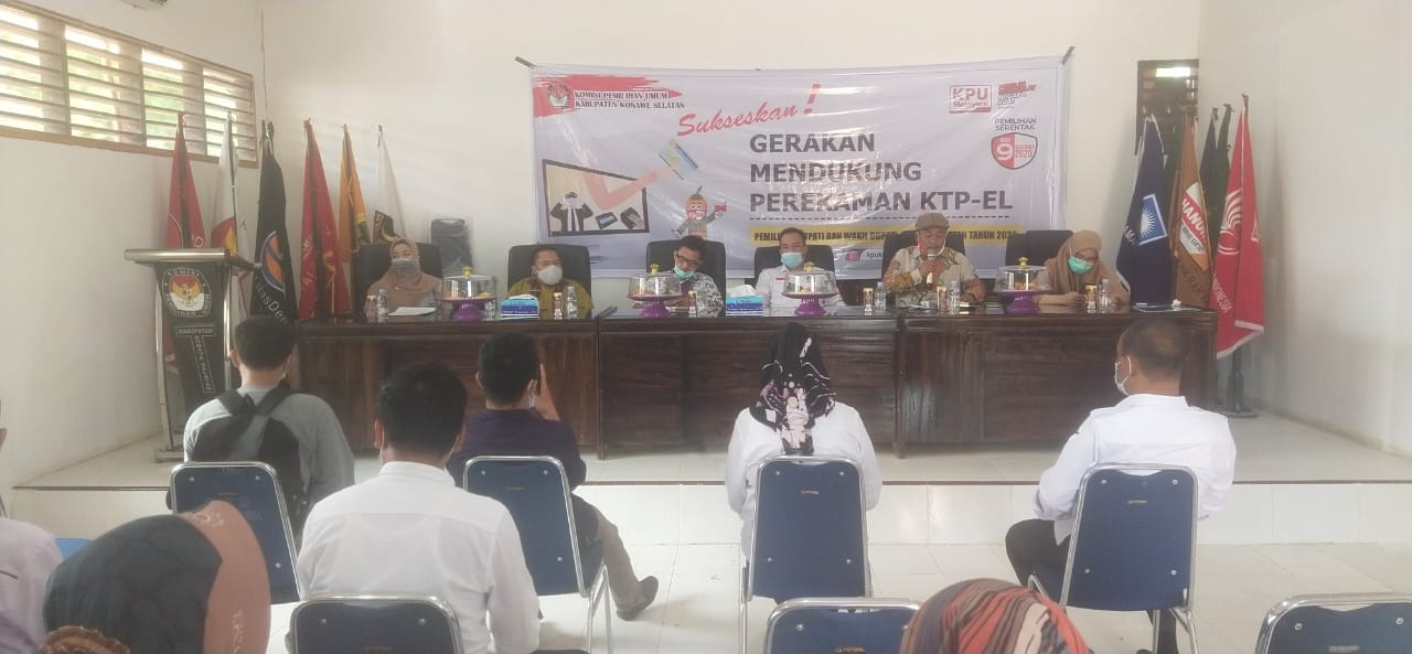 Suasana rapat gerakan mendukung perekeman e-KTP di Aula Kantor Sekretariat KPU Konsel