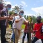 Wakil Bupati Konawe, Gusli Topan Sabara saat lakukan penanaman sagu bersama Petani.
