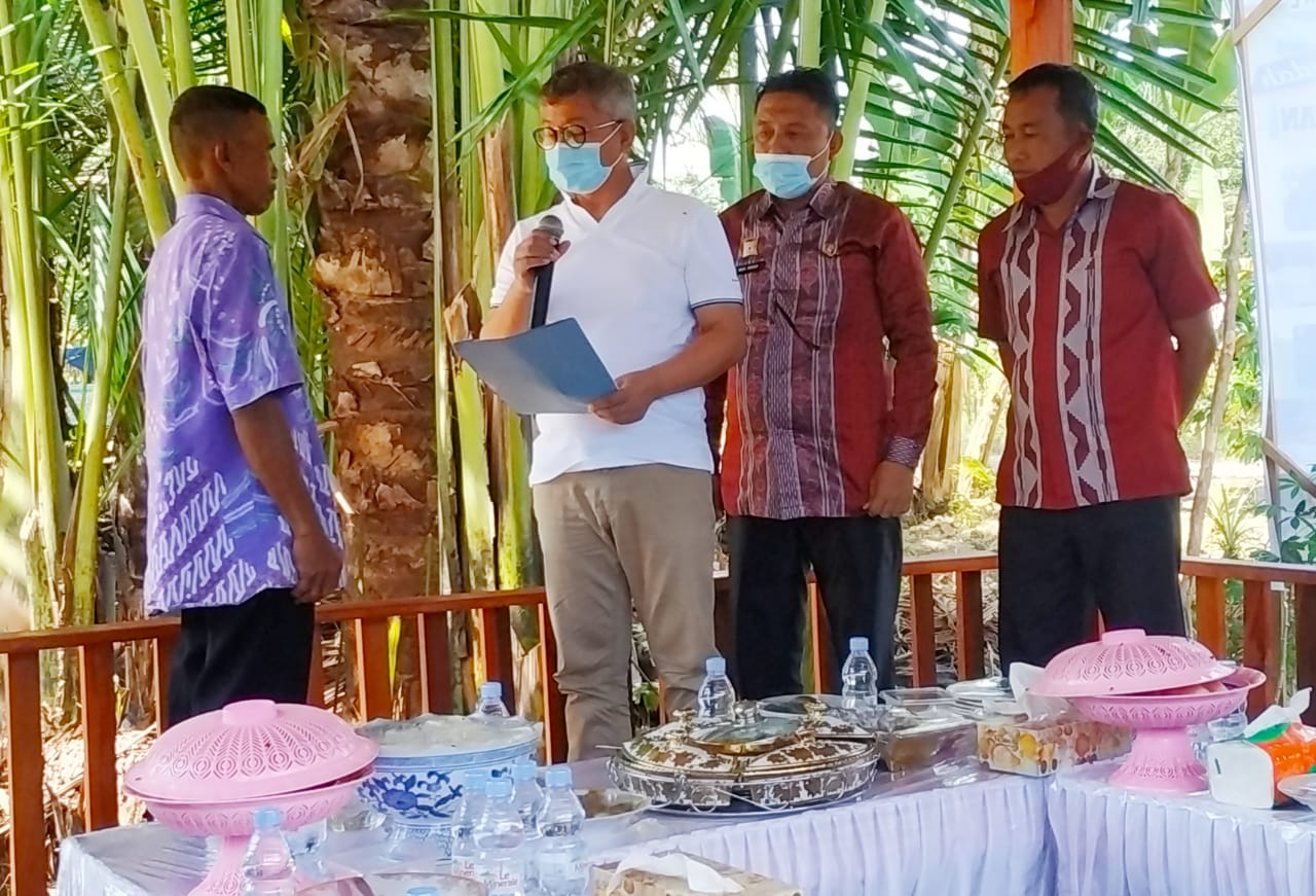 Wabup Konawe saat menyerahkan Demplot kepada Kelompok Tani di Kelurahan Nunulai Kel. Konawe.