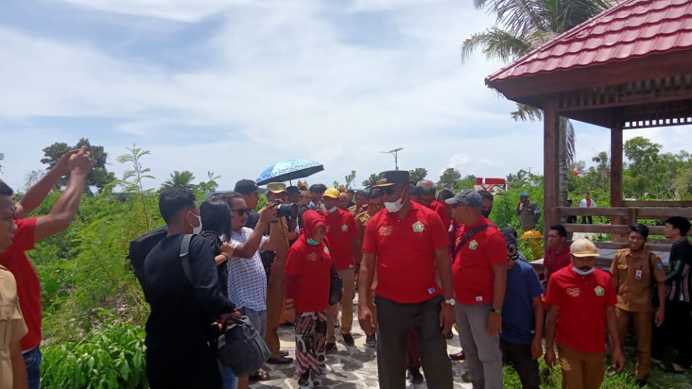 Bupati Buton Tengah, H. Samahuddin,SE saat menyambut rombongan Kegiatan Jambore Pemuda Indonesia