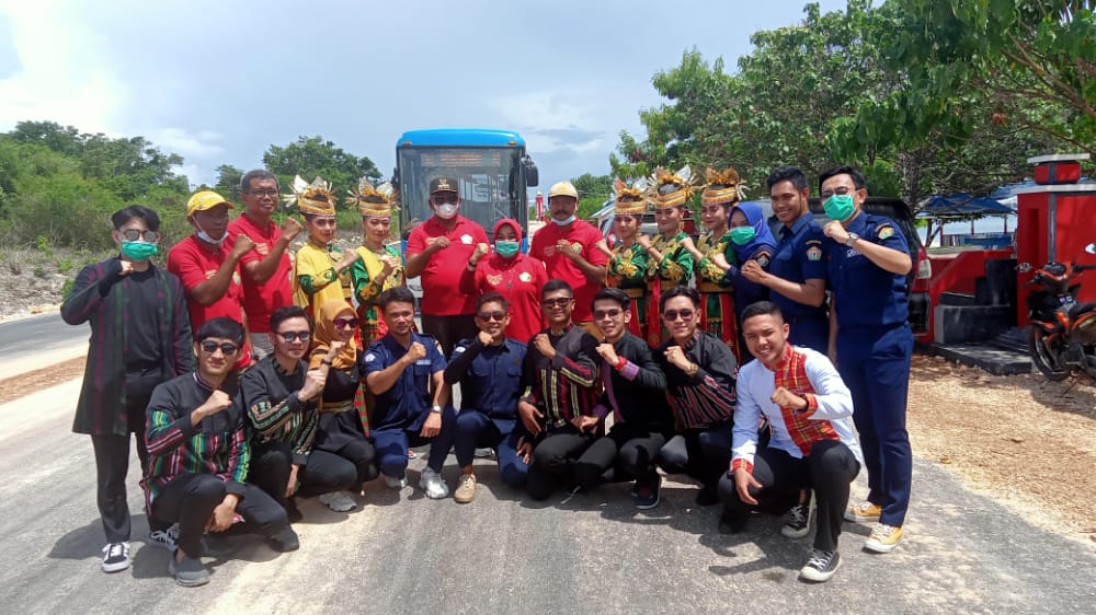 Foto bersama Bupati Buton Tengah dan Pelaksana Kegiatan Jambore Pemuda Indonesia
