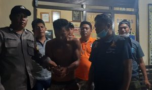 Tersangka Rohman (30) saat dijemput anggota Reskrim Polres Konsel di Polsek Andoolo. FOTO : HUMAS POLRES KONSEL