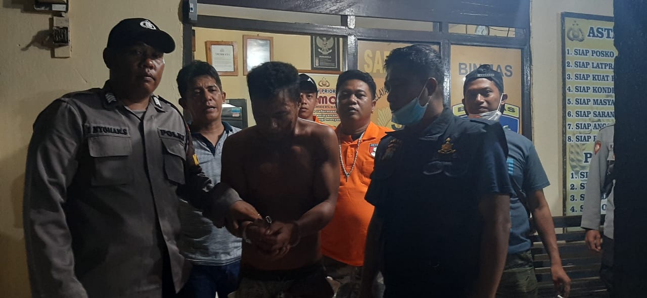 Tersangka Rohman (30) saat dijemput anggota Reskrim Polres Konsel di Polsek Andoolo. FOTO : HUMAS POLRES KONSEL