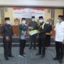 Plt Bupati Konsel, DR H Arsalim Arifin (kiri) saat menyerahkan Rancangan APBD 2021 yang diterima langsung oleh Ketua DPRD, Irham Kalenggo (kanan). FOTO : HUMAS SEKRETARIAT DPRD KONSEL