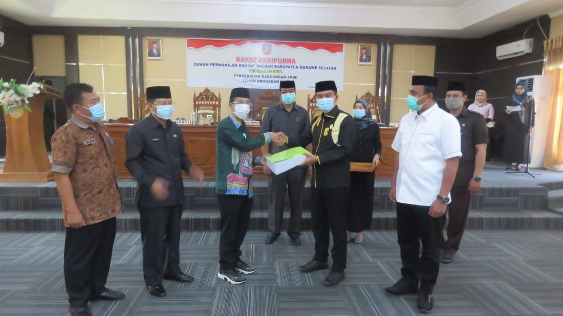 Plt Bupati Konsel, DR H Arsalim Arifin (kiri) saat menyerahkan Rancangan APBD 2021 yang diterima langsung oleh Ketua DPRD, Irham Kalenggo (kanan). FOTO : HUMAS SEKRETARIAT DPRD KONSEL