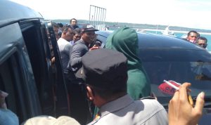 HA alias HP saat diboyong polisi ke Mapolres Wakatobi. Tampak sejumlah simpatisan pendukung HATI memberikan support saat penyambutan berlangsung.