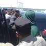 HA alias HP saat diboyong polisi ke Mapolres Wakatobi. Tampak sejumlah simpatisan pendukung HATI memberikan support saat penyambutan berlangsung.