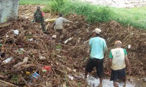 Babinsa bersama warga bahu membahu bersihkan saluran irigasi