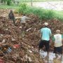 Babinsa bersama warga bahu membahu bersihkan saluran irigasi