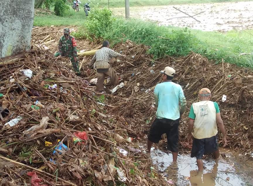 Babinsa bersama warga bahu membahu bersihkan saluran irigasi