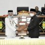 Wali kota Baubau Bersama Ketua DPRD Baubau Usai Penandatangan Perda 2021