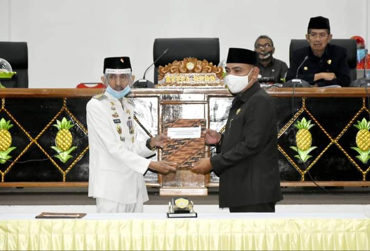 Wali kota Baubau Bersama Ketua DPRD Baubau Usai Penandatangan Perda 2021