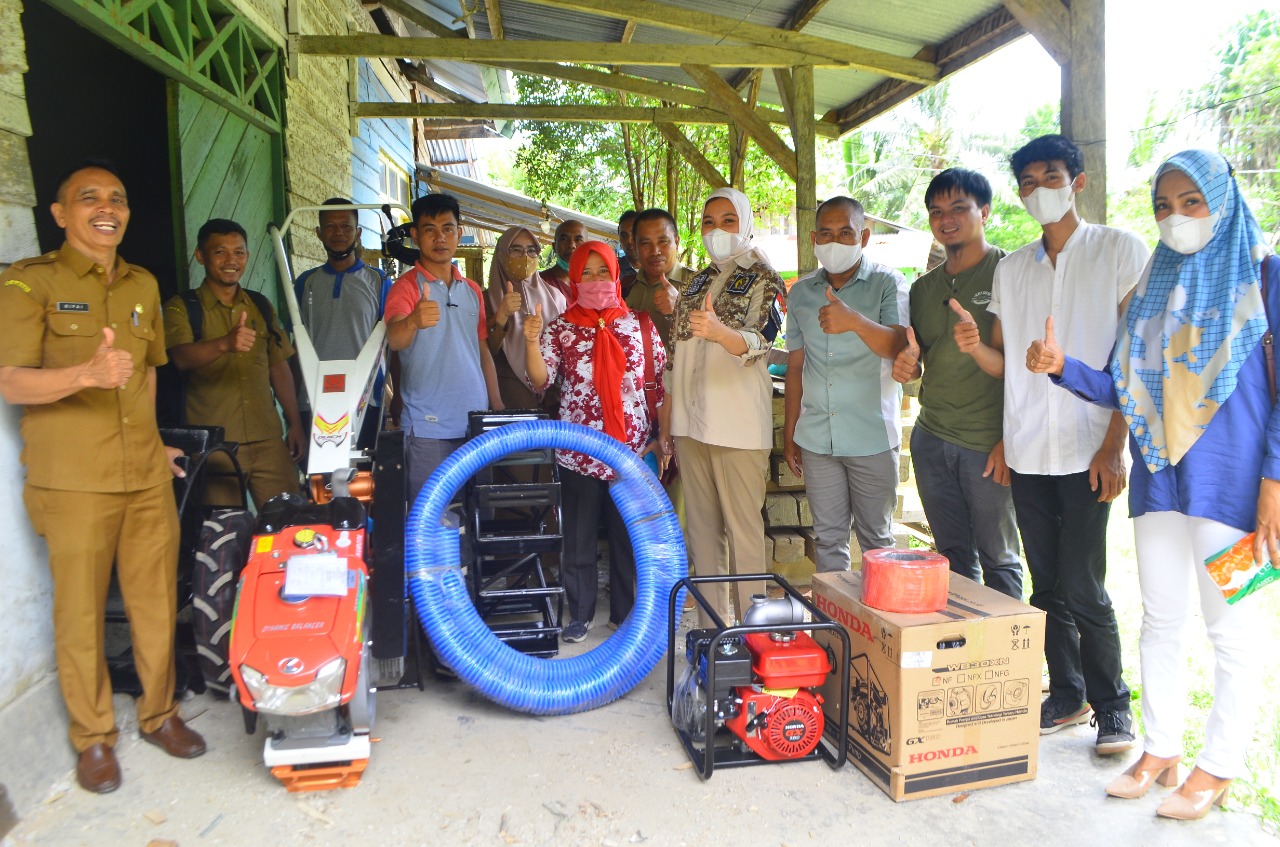 Jenis bantuan yang diberikan yaitu 3 unit Traktor Roda Dua dan 20 unit mesin pompa 3 inc