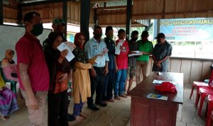 Kepala Desa Bantea foto bersama masyarakat