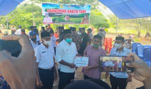 H. Samahuddin,SE juga menyerahkan bantuan dana hibah dari pemerintah Buteng kepada ketua panitia pembangunan masjid, sebesar 50 juta.