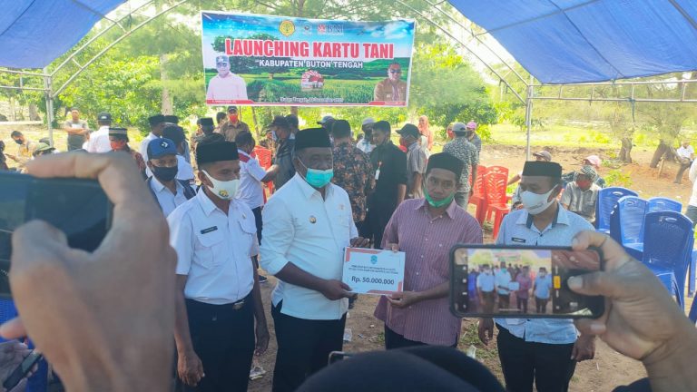 Bupati Buteng Serahkan Sejumlah Bantuan di Desa Tanjung Buaya