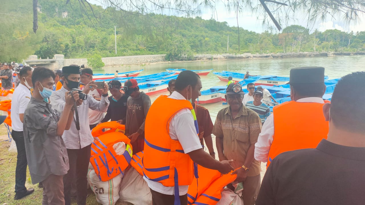 H Samahuddin (Bupati Buteng), Secara Simbolis menyalurkan bantuan perahu di Desa Tanjung Buaya