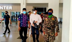 Stafsusu Presiden Saat di Bandara Wolter Mongonsidi