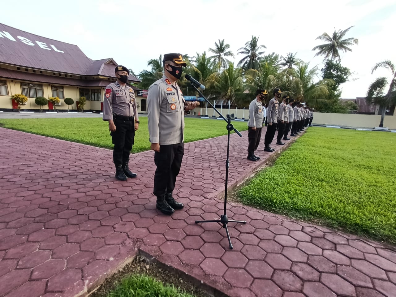 Kapolres Konawe Selatan AKBP Erwin Pratomo, S.I.K memimpin langsung jalannya apel pimpinan polres.