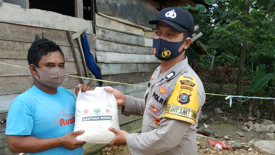 Polsek Konda Saat Menyalurkan Bansos kepada Masyarakat