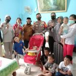 Kapolres Baubau Foto Bersama Usai Serahkan Donasu Pengobatan Fazrin