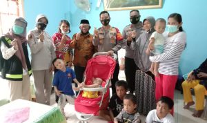 Peduli Kemanusiaan, Kapolres Baubau Salurkan Donasi Pengobatan Fazrin