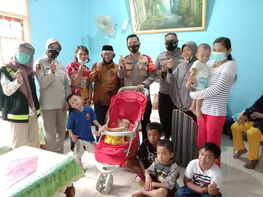 Kapolres Baubau Foto Bersama Usai Serahkan Donasu Pengobatan Fazrin