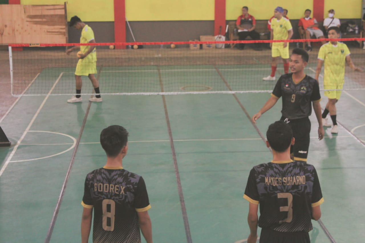 Pemain Sepaktakraw Jepara bermain di GOR Sepaktakraw Welahan Jepara