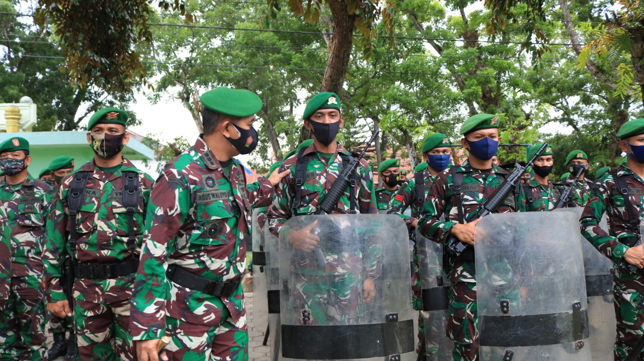 Kodim 1417/Kendari saat melaksanakan apel gelar pasukan kesiapan pengamanan Pilkada serentak 2020 di Lapangan Makodim