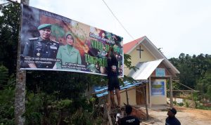 Kodim Kendari Pasang Spanduk Ucapan Selamat Natal di Gereja