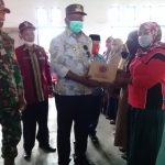 Sebanyak 367 Penenun Buteng Terima Bantuan Benang Tenun
