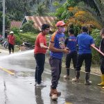 Pasca Banjir, PUPR dan Damkar Kolut Bersihkan Jalan Provinsi