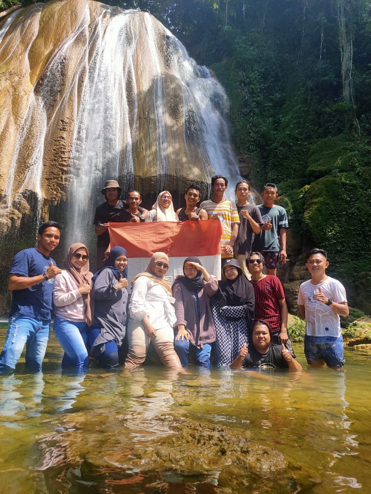 Petualangan di Air Terjun Sadap: Keindahan Tersembunyi di Kalimantan