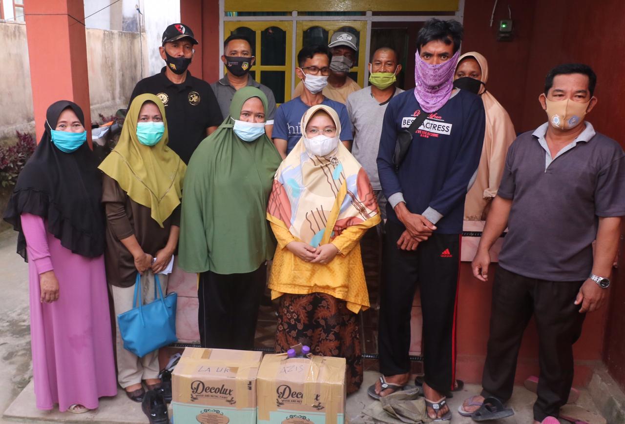 Ketua Tim Penggerak Pemberdayaan Kesejateraan Keluarga (TP-PKK) Kota Kendari, Hj. Sri Lestari Sulkarnain S.Pd, M.Si lakukan kunjungan sekaligus bersilahturahim bersama masyarakat di kelurahan Talia, Kecamatan Abeli